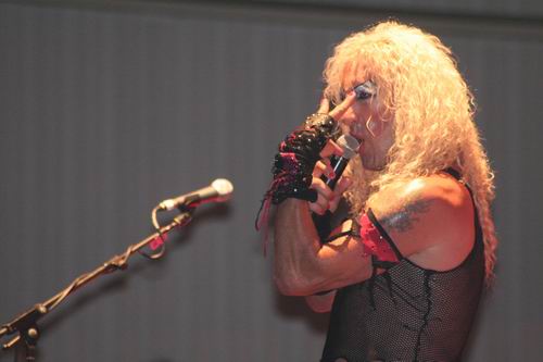 DEE SNIDER: “EN ESPAÑA, UN PROMOTOR APUNTÓ AL TOUR MANAGER DE AXL CON UNA PISTOLA”