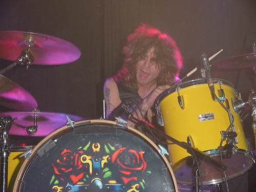 STEVEN ADLER CANCELA TODA SU GIRA EUROPEA