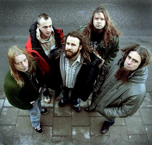 EL BAJISTA DE IN FLAMES SE DISLOCA LA RODILLA