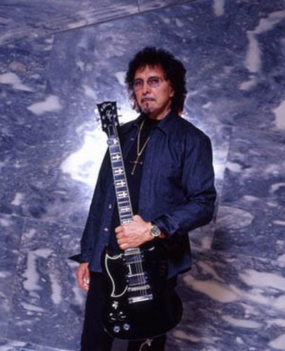 TONY IOMMI PREPARA RIFFS PARA HEAVEN AND HELL