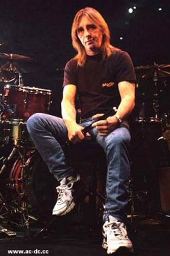 PHIL RUDD DE AC/DC SE SALVA DE IR A LA CARCEL