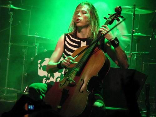 APOCALYPTICA VENDIENDO BIEN