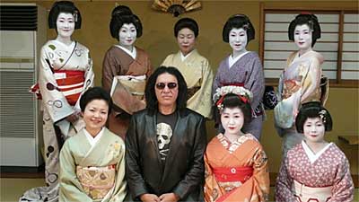 GENE SIMMONS EN LAS PANTALLAS JAPONESAS