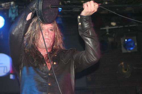 SEBASTIAN BACH ANUNCIA TRES MESES DE GIRA