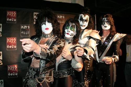 EL DOWNLOAD FESTIVAL INTENTA UN RECORD: MAYOR NUMERO DE GENTE CON MAQUILLAJE DE KISS