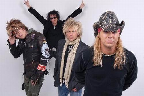 POISON  DEMANDAN A SU SELLO DISCOGRÁFICO