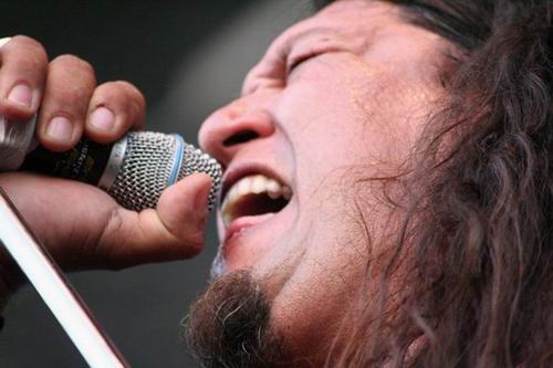 CHUCK BILLY AFIRMA QUE NO FUMAR PORROS LE HA MEJORADO LA VOZ Y LE HA DADO MÁS ENERGIA