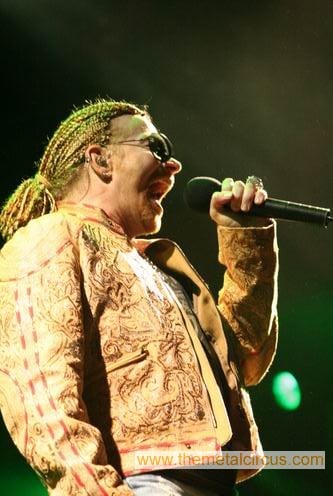 AXL ROSE ROMPE CON SU SILENCIO