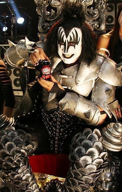 GENE SIMMONS EN EL NUEVO ANUNCIO DE DR PEPPER