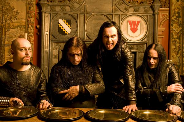 CRADLE OF FILTH ATACADOS POR EL PÚBLICO. PAUL ALLENDER GRAVEMENTE HERIDO