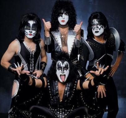 KISS SALUDAN AL PÚBLICO DEL AZKENA ROCK