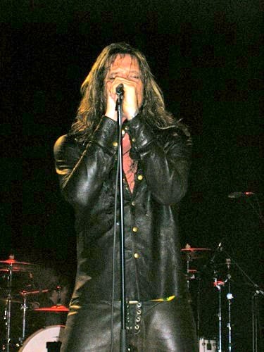 SEBASTIAN BACH: “LA INDUSTRIA DE LA MÚSICA ESTÁ FATAL. NO CONFÍO EN NADIE”