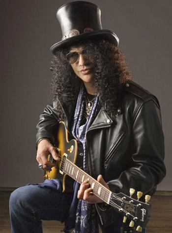 SLASH: “A AXL ROSE LE HAN OFRECIDO CIENTOS DE MILLONES PARA REFORMAR GUNS N ROSES”