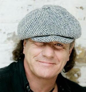 BRIAN JOHNSON: “ME SACA DE QUICIO QUE USEN LA POLÍTICA Y LA CARIDAD COMO PUBLICIDAD”