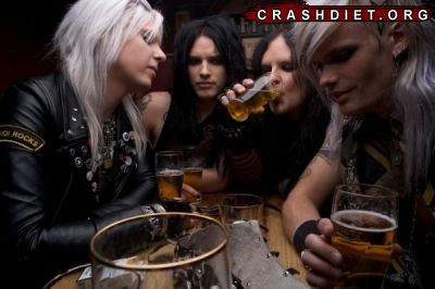 CRASHDIET DESVELAN PORTADA