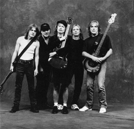 AC/DC ARRASAN EN EUROPA CON “IRON MAN  2”