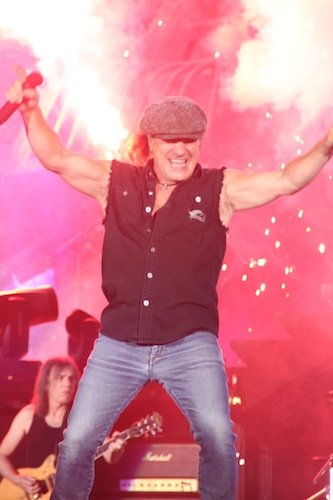 Brian Johnson confirma enfermedad debilitante de un miembro de AC/DC pero asegura que siguen con sus planes