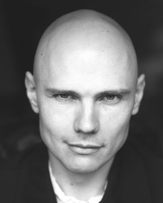 BILLY CORGAN (THE SMASHING PUMPKINS) SE DESMAYA SOBRE EL ESCENARIO