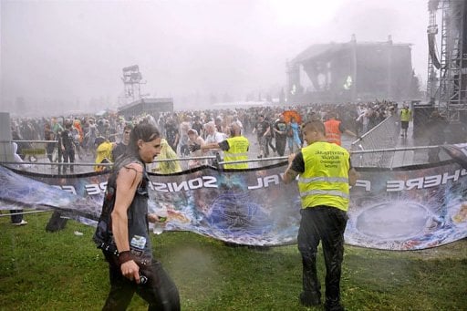 UNA ENORME TORMENTA DESTROZA EL SONISPHERE FINLANDES, BRUCE DICKINSON SUFRE UNA APARATOSA CAIDA EN EL ESCENARIO (VIDEO INCLUIDO)