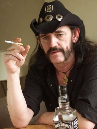 LEMMY KILMISTER: “NO PODRÍA HACER MI TRABAJO SI NO FUMARA NI BEBIERA”