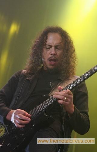 KIRK HAMMETT SE UNE A TOOL EN EL ESCENARIO