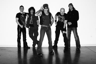 ACCEPT: SU GUITARRISTA SUFRE ACCIDENTE EN EL ESCENARIO