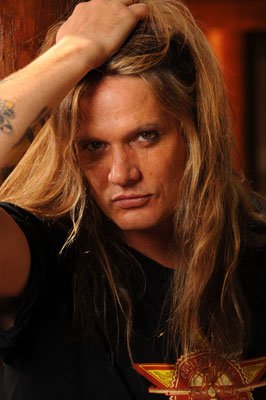 SEBASTIAN BACH TRABAJA EN MATERIAL EXTRA PARA SU NUEVO ÁLBUM