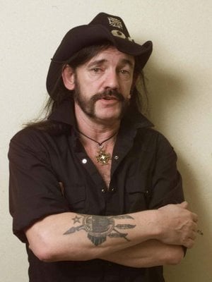 AYUDEMOS A LEMMY - EL LIDER DE MOTORHEAD HA PERDIDO SUS SOMBREROS!