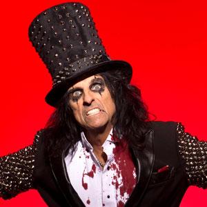 ALICE COOPER: “ESTOY EN MEJOR FORMA QUE NUNCA. ANTES, CUANDO TENÍA 30 AÑOS ME BEBÍA UNA BOTELLA DE WHISKY AL DÍA”