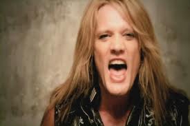 SEBASTIAN BACH: “¿Qué me parece lo que ha dicho Mick Wall? Me parece un absoluto saco de mierda, un gilipollas. No tiene derecho a escribir un libro sobre Axl Rose porque no lo conoce. ¿Cómo piensa que puede escribir un libro sobre alguien que no conoce?"