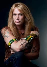 SEBASTIAN BACH: “¿Qué me parece lo que ha dicho Mick Wall? Me parece un absoluto saco de mierda, un gilipollas. No tiene derecho a escribir un libro sobre Axl Rose porque no lo conoce. ¿Cómo piensa que puede escribir un libro sobre alguien que no conoce?"