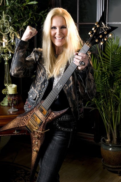 LITA FORD: NUEVO CONTRATO DISCOGRÁFICO Y TÍTULO