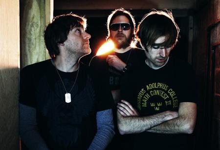 A PLACE TO BURY STRANGERS: GIRA POR NUESTRO PAÍS