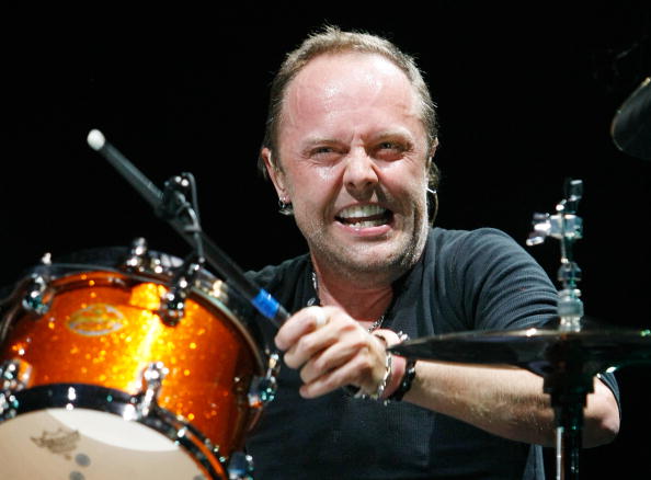 Tommy Lee se burla de Lars Ulrich publicando un meme a través de Twitter