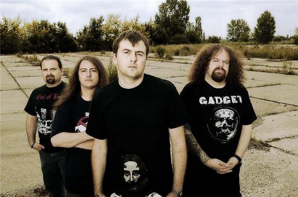 NAPALM DEATH: “Mitch es un absoluto fan de BJÖRK. Y yo tengo un montón de discos de Michael Bolton en casa”.