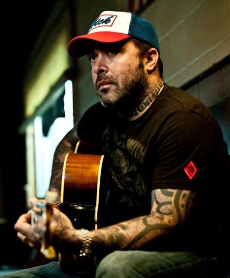 Aaron Lewis de Staind pide perdón por equivocarse en la letra del himno de Estados Unidos antes de un partido de béisbol