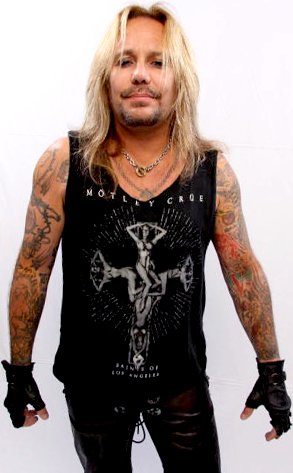 ANUNCIO DEL CLUB DE STRIPTEASE DE VINCE NEIL