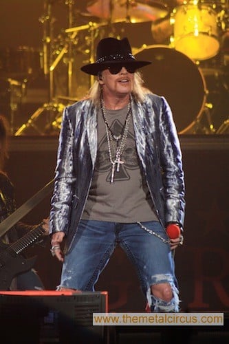 AXL ROSE SE CAE DEL ESCENARIO EN UN CONCIERTO EN INGLATERRA