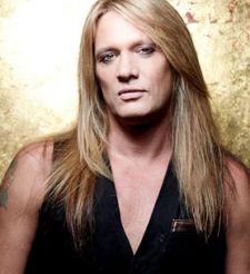 SEBASTIAN BACH SE SUBE AL ESCENARIO CON GUNS N ROSES