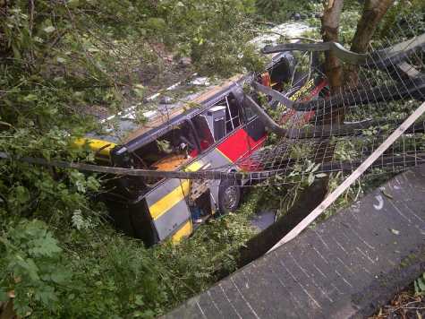 BARONESS SUFREN UN ACCIDENTE DE AUTOBÚS