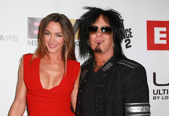 LA NOVIA DE NIKKI SIXX, ENCANTADA CON QUE LE TIREN BRAGAS AL BAJISTA