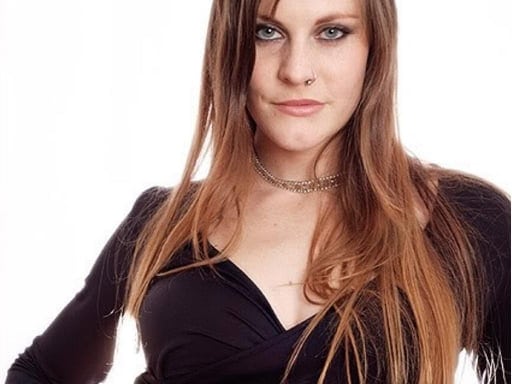 FLOOR JANSEN: “TODO FUE MUY RÁPIDO. HICE LAS MALETAS Y ME APRENDÍ LAS LETRAS EN LAS 15 HORAS DE VUELO”