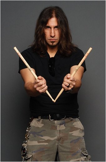 BRIAN TICHY SE VA DE WHITESNAKE