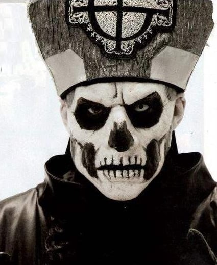 Adam 'Nergal' Darski le quita la máscara a Papa Emeritus II de Ghost