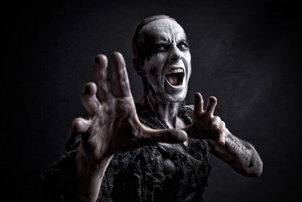 NERGAL DE BEHEMOTH EN UNA PELÍCULA CÓMICA SOBRE NAZIS