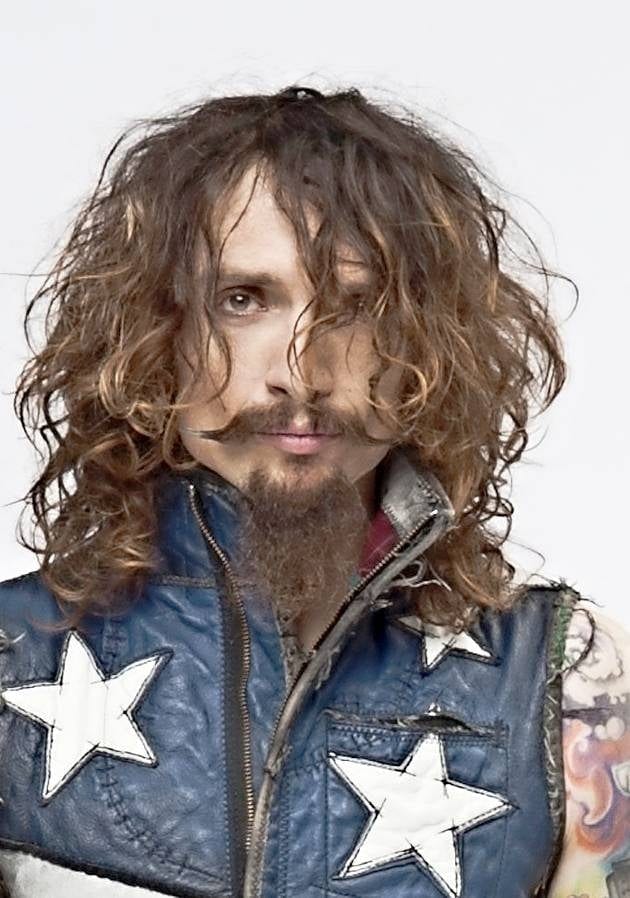 CAÍDA SOBRE EL ESCENARIO DE JUSTIN HAWKINS, VOCALISTA DE THE DARKNESS