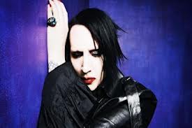 MARILYN MANSON SE DESMAYA SOBRE EL ESCENARIO