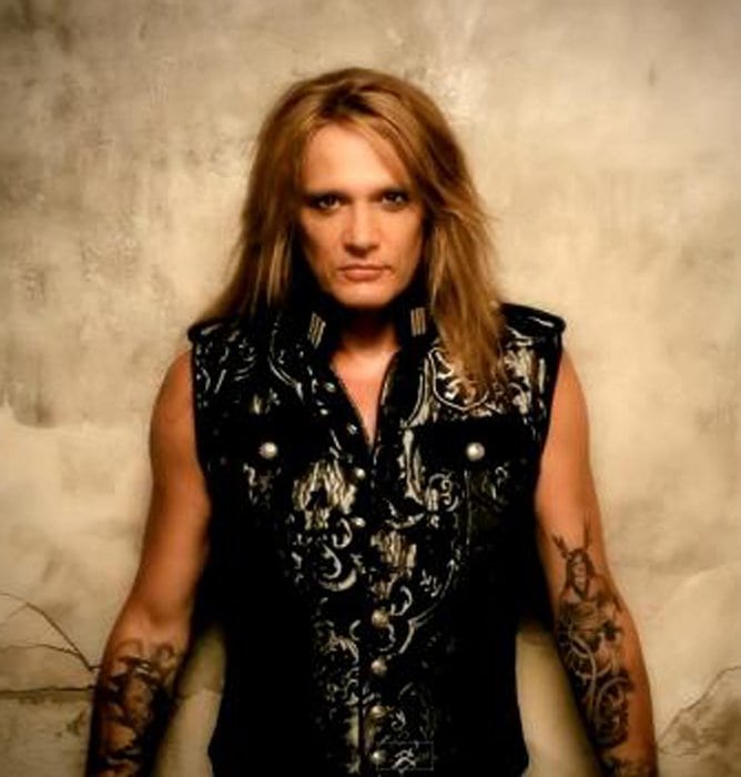 Sebastian Bach ofrece un EPK de su nuevo trabajo "Give 'Em Hell"