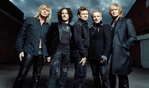 DEF LEPPARD: “Vi a Ritchie Blackmore aplastando su guitarra contra el escenario e inmediatamente quise ser esa persona sobre el escenario”.