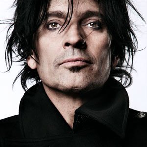 TOMMY LEE DEMANDADO POR UN FOTÓGRAFO